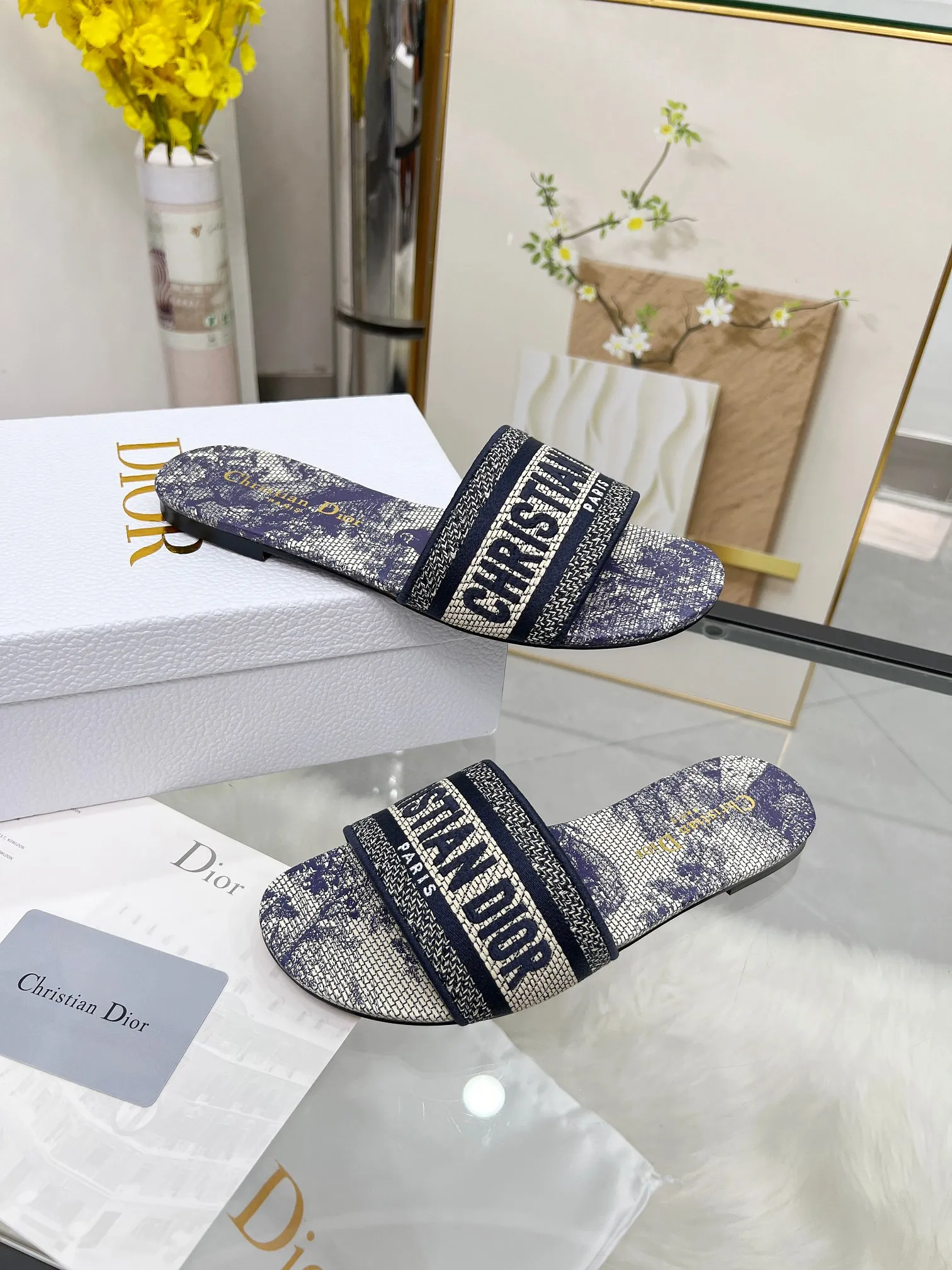 💕💕Factory direct selling price p300💕💕 Genuine leather sole +30 CD•Dior women's presbyopic embroidered leather sole slippers Christian Dior has always been synonymous with magnificence and elegance, and has always been at the top of the fashion palace👍 What is particularly worth mentioning is: the embroidered sole 👟👟 pattern reproduces one of the cherished symbols of Christian Dior✅ More than a hundred colors to choose from ◽️️Upper: Selected top-quality embroidered cotton ◽️Inner lining: imported sheepskin ◽Number 35-40 (customized at 41.42.43)